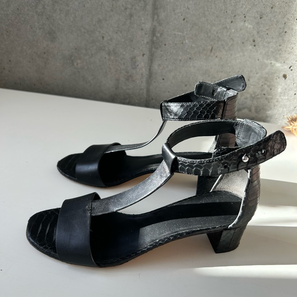 Vince minimalist sandal